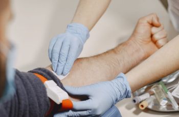 Beber água quebra o jejum para o exame de sangue?